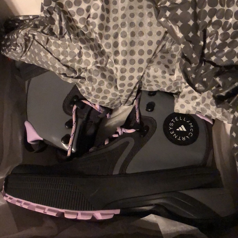 adidas Women's Gray and Lavender Winter Rain Boots
Stella McCartney collab.
NEW
